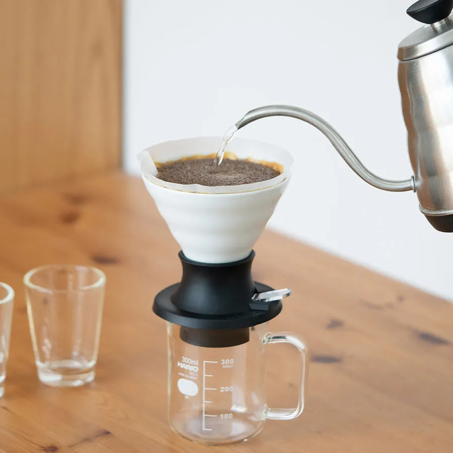 Hario V60 Ceramic Switch White pouring water - Basic Barista